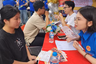 Đông đảo học sinh, sinh viên tham dự ngày hội tư vấn tuyển sinh, hướng nghiệp, việc làm.