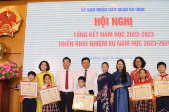 Khen thưởng các học sinh tiêu biểu.