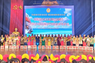 Tặng quà các nhà giáo có chồng đang công tác tại biển đảo.