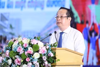 Giám đốc Sở Giáo dục và Đào tạo Hà Nội Trần Thế Cương báo cáo tại hội nghị.