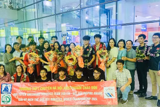 Đội tuyển GreenAms Robotics Team, Trường THPT chuyên Hà Nội-Amsterdam trở về với sự chào đón nồng nhiệt của thầy, cô giáo, học sinh và gia đình tại Sân bay Nội Bài.