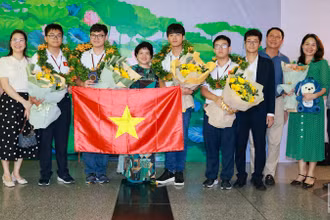 Đoàn học sinh trở về trong sự chào đón nồng nhiệt của gia đình, thầy, cô giáo và bạn bè.