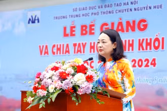  Nhà giáo Lương Quỳnh Lan, Hiệu trưởng Trường THPT chuyên Nguyễn Huệ chia sẻ tại lễ bế giảng năm học.