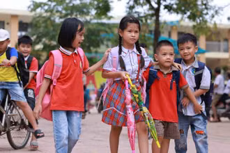 Học sinh Trường tiểu học Nam Phương Tiến A trở lại trường học. 
