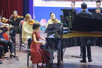Học sinh Hà Nội giao lưu với Dàn nhạc giao hưởng Mặt Trời. Ảnh: THANH TÙNG