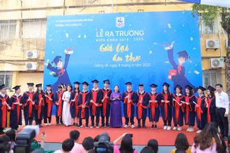 Học sinh lớp 9 nhận giấy chứng nhận tốt nghiệp THCS tạm thời.