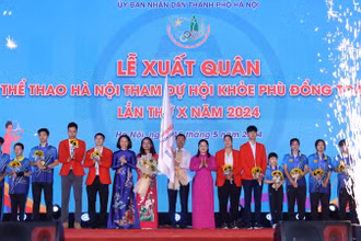 Ban tổ chức thực hiện nghi lễ xuất quân.
