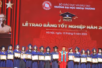 Trường đại học Ngoại thương tuyên dương các Thủ khoa tốt nghiệp xuất sắc.