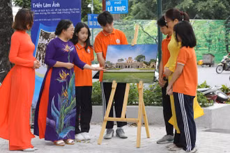 Học sinh Trường trung học cơ sở Nguyễn Trãi, Ba Đình, Hà Nội được bồi đắp kiến thức lịch sử thông qua triển lãm ảnh.