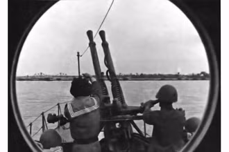 Tàu tuần tiễu của Tiểu đoàn 100, Trung đoàn 171 bảo vệ cầu Long Biên, tháng 5/1967. (Ảnh tư liệu)