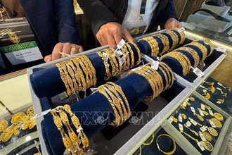Trang sức vàng được trưng bày tại triển lãm ở Cairo, Ai Cập, (Ảnh: THX/TTXVN)