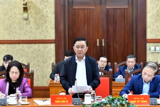 Đồng chí Trần Cẩm Tú, Ủy viên Bộ Chính trị, Thường trực Ban Bí thư, Trưởng Tiểu ban Tổ chức phục vụ Đại hội XIV của Đảng phát biểu chỉ đạo tại phiên họp. 