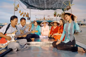 Hoạt động đờn ca tài tử tại Di sản "Văn hóa Chợ nổi Cái Răng”. (Ảnh: NGỌC HÂN)