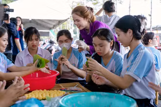 Du khách trải nghiệm gói bánh tại Lễ hội.
