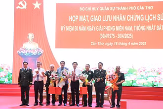 Lãnh đạo thành phố Cần Thơ tặng hoa tri ân các nhân chứng lịch sử tham gia giao lưu tại buổi họp mặt.
