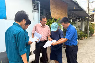 Tổ phát phiếu lấy ý kiến cử tri tại phường Thới Bình, quận Ninh Kiều.