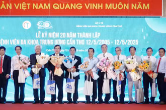 Lãnh đạo Bệnh viện đa khoa Trung ương Cần Thơ tặng hoa tri ân các cá nhân đóng góp cho sự phát triển của bệnh viện.
