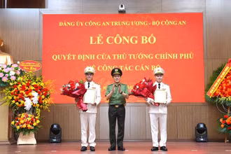 Thừa ủy quyền, Bộ trưởng Lương Tam Quang trao Quyết định bổ nhiệm chức vụ Thứ trưởng Bộ Công an đối với đồng chí Trung tướng Phạm Thế Tùng và đồng chí Thiếu tướng Nguyễn Ngọc Lâm.