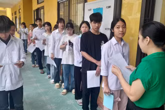 Các thí sinh làm thủ tục thi tại hội đồng thi trường Trung học phổ thông huyện Tam Nông.