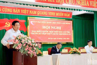 Đồng chí Phan Đình Trạc phát biểu ý kiến tại buổi tiếp xúc cử tri Phường 4, thành phố Đà Lạt.