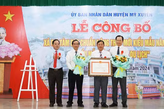 Trao Quyết định của UBND tỉnh Sóc Trăng công nhận xã Đại Tâm đạt chuẩn nông thôn mới kiểu mẫu.