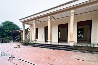 Sạt lở khiến gia đình bà Nguyễn Thúy Liễu phải di dời khẩn cấp.