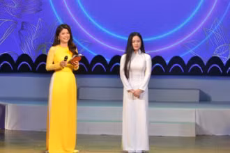 Thí sinh Võ Thị Mảnh, Trung tâm Văn hóa tỉnh Cà Mau, trả lời câu hỏi của Hội đồng giám khảo.