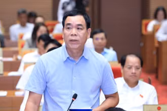 Giám đốc Sở Tư pháp Hà Nội Ngô Anh Tuấn trả lời chất vấn.