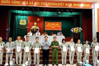 Trao giấy chứng nhận đặc xá, căn cước công dân gắn chip cho 10 phạm nhân đại diện số phạm nhân được đặc xá năm 2022.