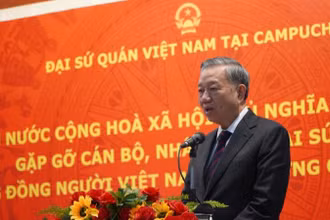 Chủ tịch nước Tô Lâm nói chuyện thân mật với đại diện cộng đồng người Việt Nam tại Campuchia