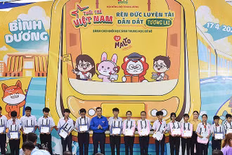 Đại diện Ban tổ chức trao quà tặng thiếu nhi có hoàn cảnh khó khăn tại Ngày hội.
