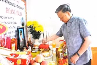 Bộ trưởng Tô Lâm thắp hương tưởng nhớ các liệt sĩ. (Ảnh: Văn Thành)