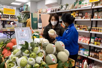 Người tiêu dùng mua sắm tại Điểm giới thiệu và bán sản phẩm OCOP của Công ty Trách nhiệm hữu hạn thực phẩm sạch BigGreen Việt Nam.