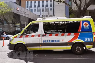 Xe cứu thương chuyển bệnh nhân tới bệnh viện ở Melbourne, Australia. (Ảnh: AFP/TTXVN)