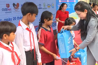 Lãnh đạo Trung ương Hội Liên hiệp Phụ nữ Việt Nam trao quà cho học sinh tại xã Lộc Phú, huyện Lộc Ninh.
