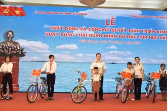 Tặng xe đạp cho 5 ngư dân có hoàn cảnh khó khăn.