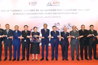 Chủ tịch Quốc hội Vương Đình Huệ và Tổng thống Indonesia Joko Widodo, Chủ tịch Hạ viện Indonesia, Chủ tịch AIPA 2023 Puan Maharani cùng đại biểu chụp ảnh lưu niệm. (Ảnh: Doãn Tấn/TTXVN)