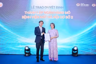 Thứ trưởng Y tế trao quyết định cấp giấy phép hoạt động cho Ngân hàng Mô của Bệnh viện Mắt Hà Nội 2.