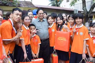 Thủ tướng Phạm Minh Chính đã tới thăm, tặng quà các thầy cô giáo, các cháu học sinh đang theo học tại Trung tâm Nuôi dưỡng trẻ khuyết tật Hà Nội.