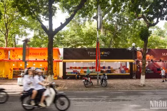 Tại đường Phan Đình Phùng (Ba Đình, Hà Nội), những ki-ốt bán bánh Trung thu đã được dựng lên từ rất sớm để phục vụ nhu cầu mua bán của người dân.