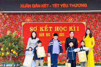 Cô giáo Nguyễn Thị Thúy Hà (ngoài cùng bên trái) trong buổi sơ kết học kì 1, năm học 2024-2025. 