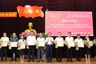 Ban Dân vận Thành ủy khen thưởng 15 tập thể, cá nhân có thành tích xuất sắc trong thực hiện công tác dân vận.