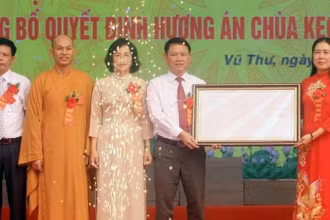 Thừa ủy quyền của Thủ tướng Chính phủ, bà Trần Thị Bích Hằng, Phó Chủ tịch Ủy ban nhân dân tỉnh Thái Bình (bên phải) trao Quyết định của Thủ tướng Chính phủ công nhận Hương án chùa Keo là bảo vật quốc gia.