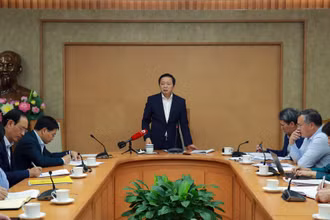 Phó Thủ tướng đề nghị Bộ Giao thông vận tải huy động, điều phối nhân lực “chi viện” cho các trung tâm đăng kiểm ở Hà Nội, Thành phố Hồ Chí Minh. (Ảnh: VGP)