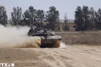 Xe quân sự Israel di chuyển dọc biên giới với Dải Gaza, ngày 28/5/2024. (Ảnh: THX/TTXVN)