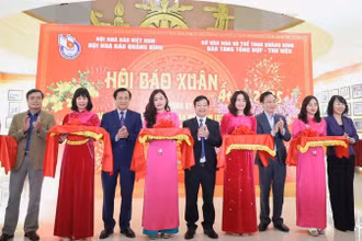 Các đại biểu cắt băng khai trương Hội báo Xuân Ất Tỵ năm 2025 của tỉnh Quảng Bình.
