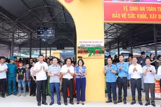 Các đồng chí lãnh đạo huyện Mường Ảng cùng các đại biểu, nhân dân huyện Mường Ảng gắn biển công trình chợ trung tâm xã Búng Lao.