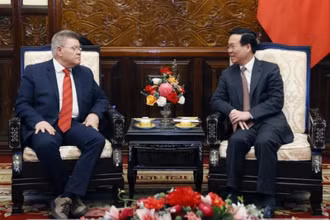 Chủ tịch nước Võ Văn Thưởng và Tổng Thư ký Liên hiệp Công đoàn Thế giới Pambis Kyritsis trao đổi tại buổi tiếp. (Ảnh: Thống Nhất/TTXVN)