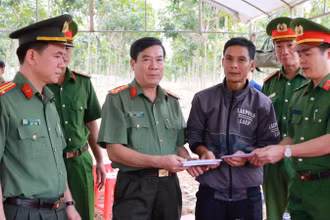 Đại tá Bùi Xuân Thắng, Giám đốc Công an tỉnh Bình Phước thăm hỏi, động viên các gia đình có chiến sĩ tử nạn. (Ảnh: Công an cung cấp)