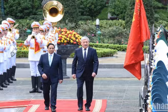 Thủ tướng Phạm Minh Chính và Thủ tướng Kyrgyzstan Adylbek Kasymaliev duyệt Đội danh dự Quân đội nhân dân Việt Nam.
